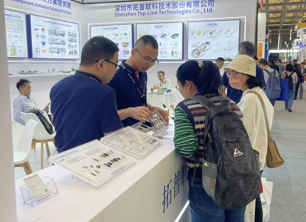 拓普联科展台前参观客人