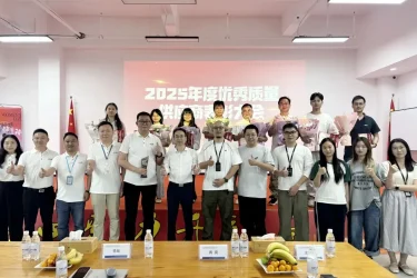 韶音科技代表向拓普联科颁发2025度供应商奋进奖表彰大会